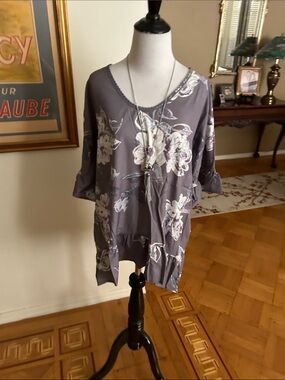Women's Floral Ruffle-Hem V-Neck Blouse in Gray